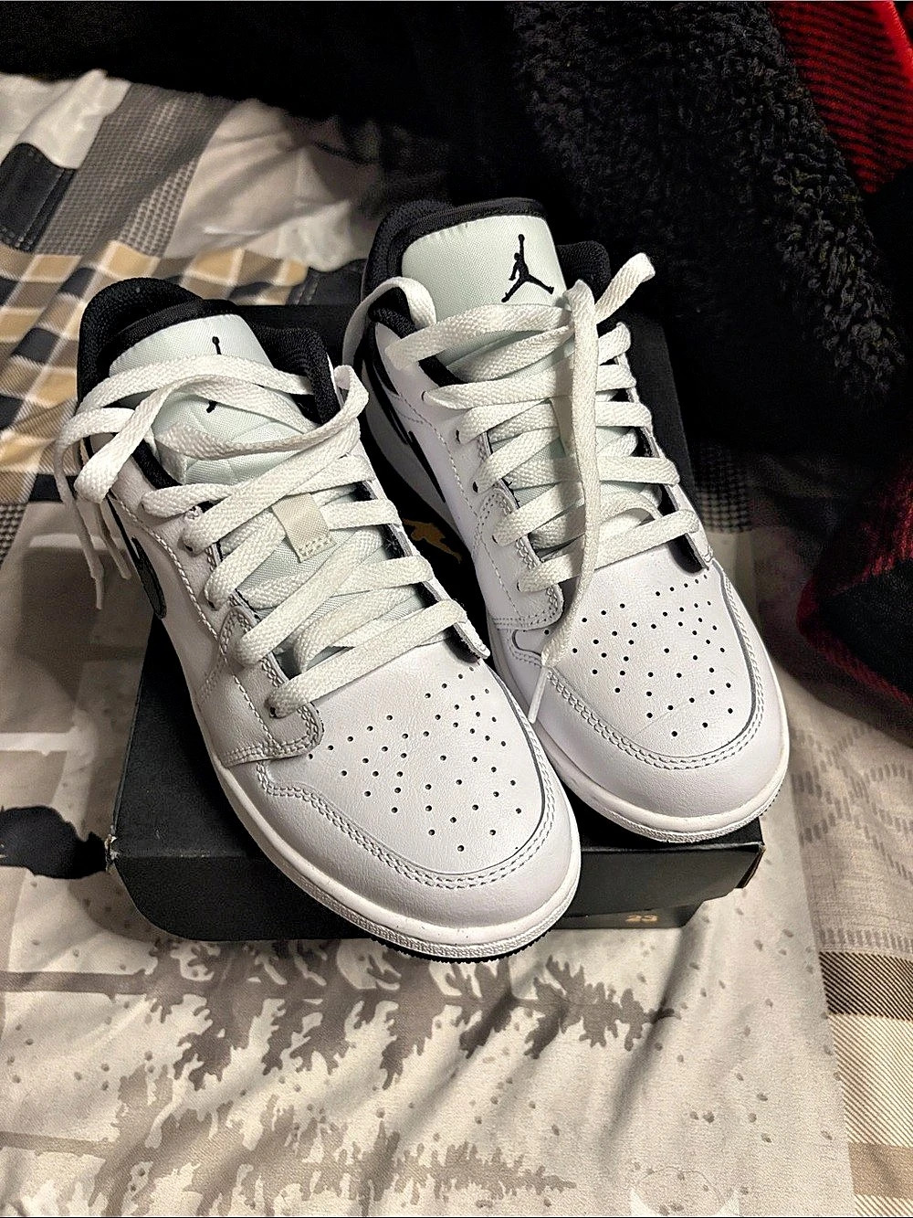 Nike Air Jordan 1 Low White & Black kids 5.5Y Like New
